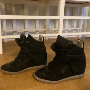 Isabel Marant skor - Isabel marant bekett leather and suede sneakers. Strl 39. Använda ett fåtal gånger och är i väldigt bra skick. Nästan som nya. Köpta på Wakakuu 2018 för 5099 kr, kvitto finns dessvärre inte kvar. Du får med en dustbag till vardera sko. Kan mötas upp i Göteborg eller frakta. Köparen står för frakten.