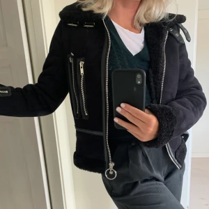 Jacka från Zara - Näst intill helt oanvänd jacka från Zara😁 Höst/vinterjacka i storlek S, ”Teddy” material på hela insidan så håller värmen bra. 😋 kunden betalar frakten 