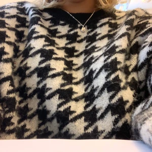 Tröja - Stickad tröja från hm i hundtandsmönster. 