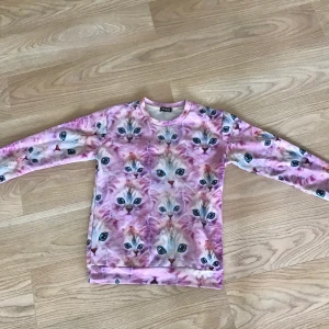 Katt tröja storlek L - Katttröja i storlek l. Kan mötas upp i Stockholm eller så står köparen för frakten.