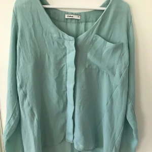 Skjorta i oversize modell från Cubus - Turkos skjorta i oversize modell✨ Från Cubus Strl 40✨ Använd 1 gång