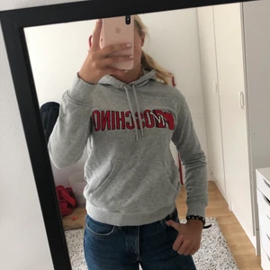 Moschino hoodie  - En hoodie från h&m’s kollektion med moschino i storlek XS. Nästan oanvänd, och i bra skick. 