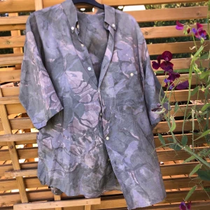 Mönstrad skjota strl. M - Härlig skjorta i snyggt mönster, färgen skiftar lite beroende på ljus. Fina knappar (se sista bilden). Oversize i storleken så passar lätt en L-XL, men även mindre storlekar såklart! Frakt ingår! 🍬🍬