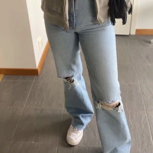 Zara jeans - Dessa snygga och slutsålda jeansen från Zara. har klippt av cirka 4 cm av jeansen så de skulle bli kortare men passar folk under 170. Buda från 350 kronor i kommentarerna! HÖGSTA BUD:500