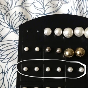 Örhängen  - Det är endast de örhängen som är inringade som är till salu! Små silvriga/vita örhängen! Tre par! 