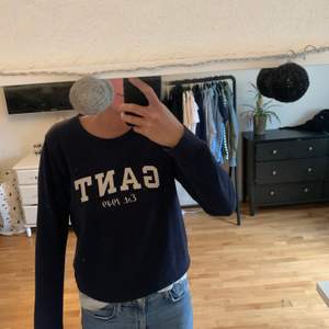 Marinblå gant sweatshirt i storlek M, säljs för 150 kr, nypris 700kr