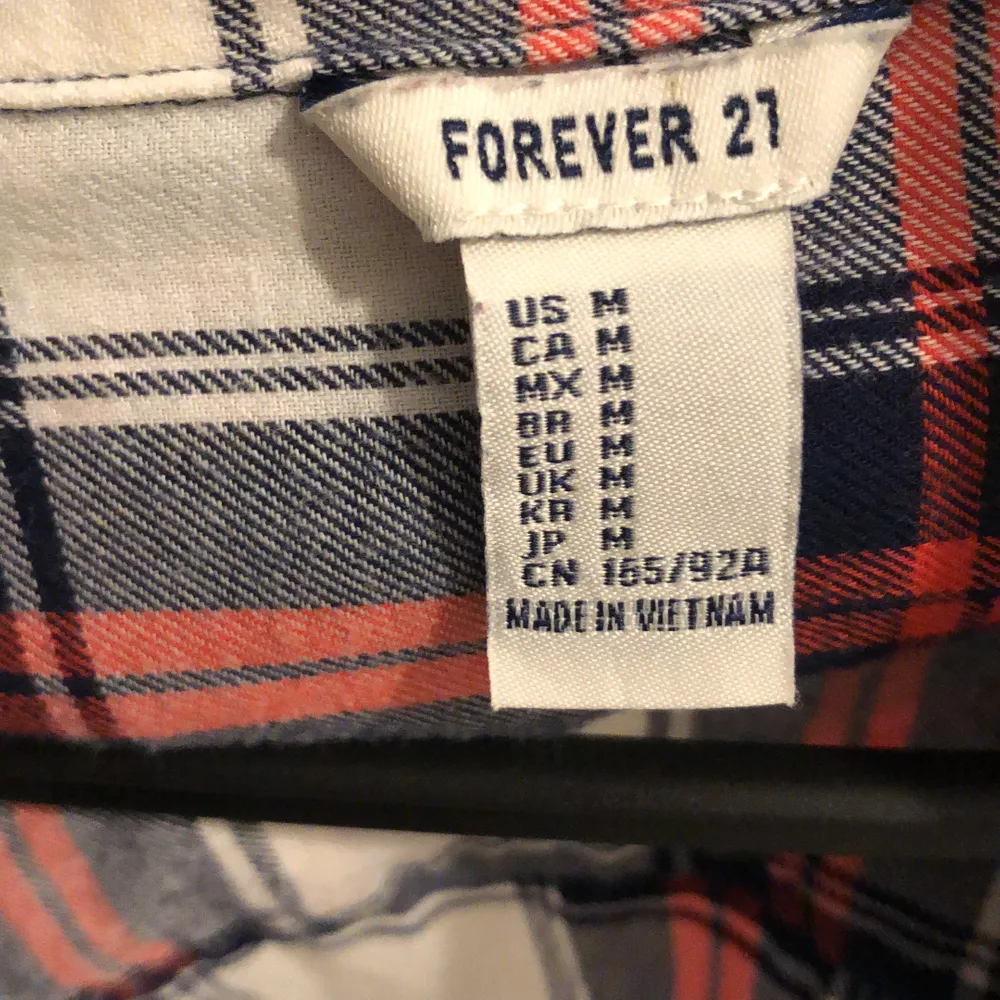 Bekväm Forever 21 skjorta! Använd ett par gånger. Storlek:M. Skjortor.