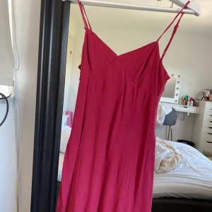 Vinröd klänning - Supersöt klänning från h&m, endast använd 2 gånger. Säljer då den är för liten för mig som vanligtvis har M i klänningar. Frakt tillkommer.🥰