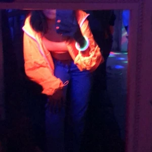 Neon jacka -  Använd 1 gång! Har en luva som kan tas fram när som. (Köpare står för frakt)