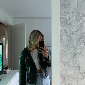 Bershka skinnjacka  - Supersnygg skinnjacka från bershka i storlek S, fint skick! Betalning via swish, köparen står för frakt😄