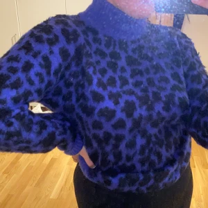 Stickad tröja från NAKD  - Superskön stickad blå tröja med leopardmönster och liten polokrage från NAKD. Knappt använd! Storlek M, passar L också! 🦋 köparen står för frakten 💙