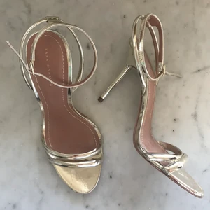 ZARA klackskor strl 39 - Guldiga klackskor som är använda en gång. Från Zara för massa år sedan. Jättefint skick. Jättesöta som sommarklackar eller inomhusskor på tillställningar under vintern ✨✨ möts i stockholm eller så betalar köparen frakt.