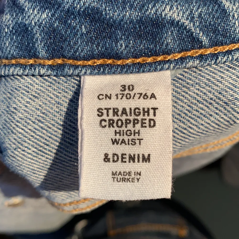Säljer dessa jeans från H&M, inköpta 2018. Super snygga och cool detalj längst ner. Säljer då det är lite stora på mig. De är storlek 30 i midjan men passar mig hyfsat (brukar ha 38/M) Köpta för 350kr! Frakt ingår inte💞. Jeans & Byxor.
