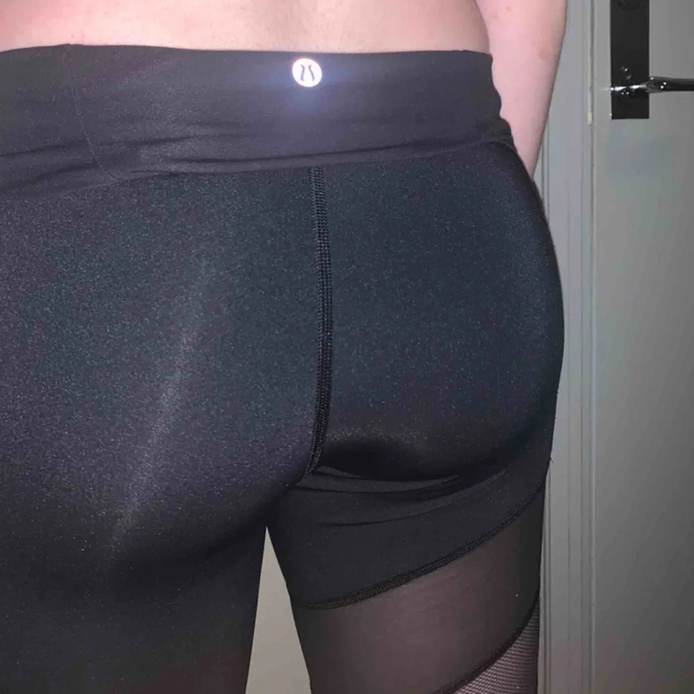 Sexy mesh lululemon leggings. Size 4 but will fit 2 or 6 also. High waist band can be folded to show logo. . Jeans & Byxor.