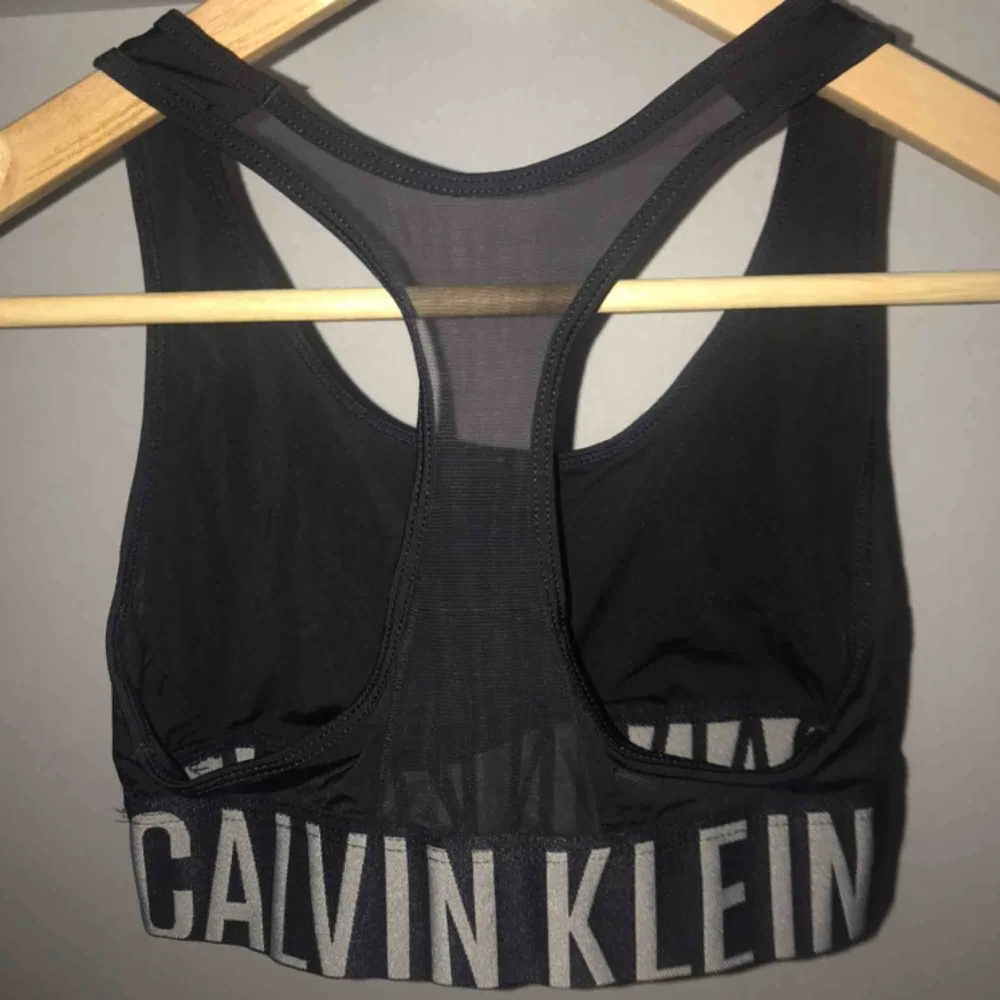 Calvin Klein sport-bh storlek S.  Bra skick . Frakt betalas separat av köparen✨ Finns möjlighet att mötas i Stockholm ♻️. Toppar.