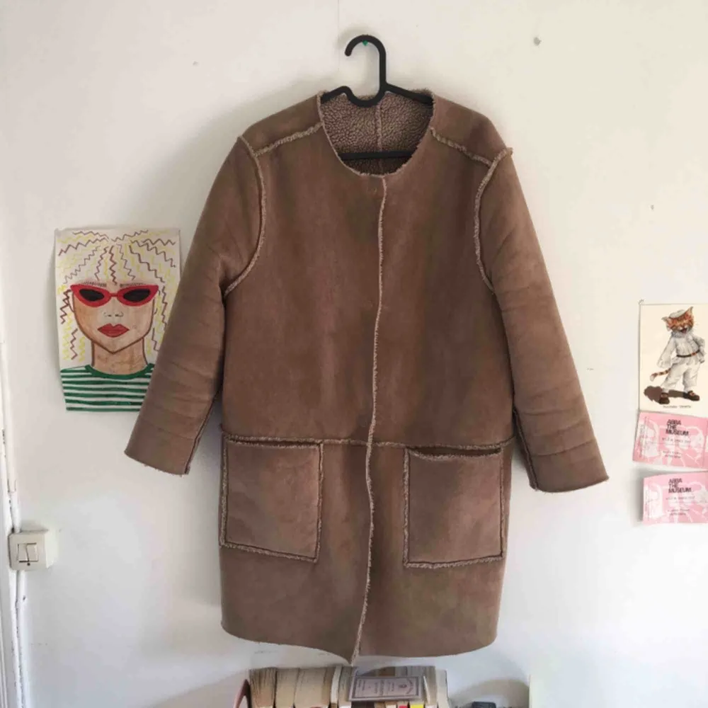 Brown H&M coat/jacket with inside fur. Good condition. . Jackor.