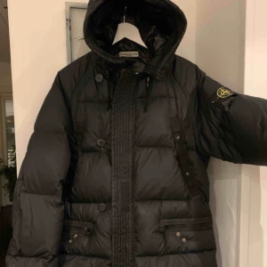  - Svart dunjacka STONE ISLAND✨storlek Medium. Med huva.  Skriv för fler bilder! Köpare står för eventuell frakt! 