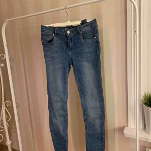  - Ett par Never Denim från BikBok i storlek S, säljer pågrund utav att det är hål i sömnen (se bild 3)! Annars är de super bekväma, så är du sugen på att fixa till dom så säljer jag dom för 50kr! 68,5% Bomull  28% Polyester 3,5% Elastane 