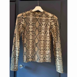  - Transparent topp, med mönster av orm.  Från Nelly!  Storlek : XS   -köparen står för frakten 🤍