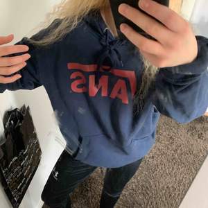 feeeet hoodie!!! använts som oversize av mig, men tyvärr ligger den mest i garderoben nu. marinblå med poppande röd text 😍😍