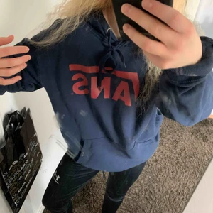  - feeeet hoodie!!! använts som oversize av mig, men tyvärr ligger den mest i garderoben nu. marinblå med poppande röd text 😍😍