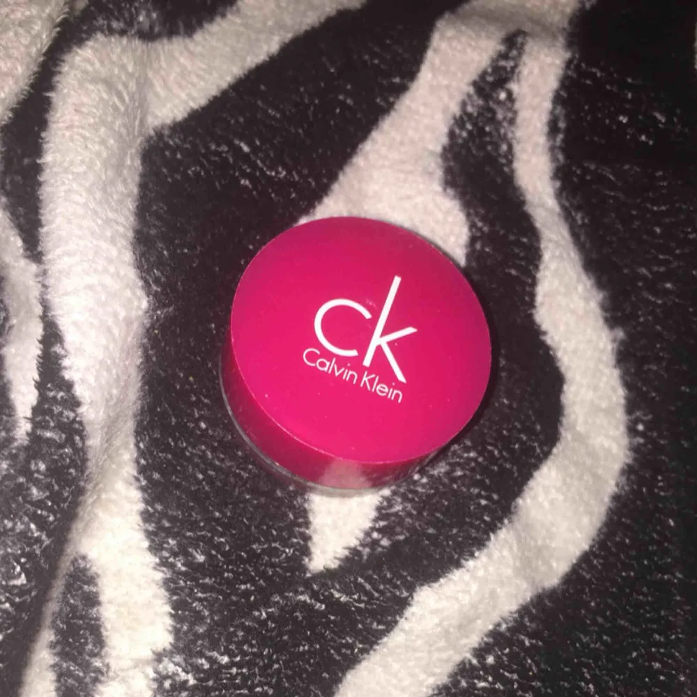 Nytt oöppnat Calvin Klein lippgloss 💎 Frakt tillkommer 20kr📦 Fast pris ✅. Övrigt.