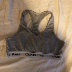 - Calvin Klein topp. Mycket bra skick! Fake men ser ockra ut🥰 pris kan diskuteras vid snabb affär. Köparen står för frakt annat mötas upp i Östersund.