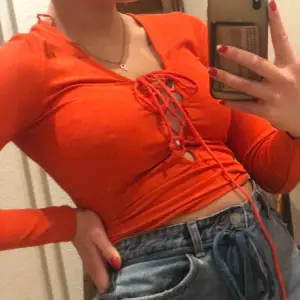 Orange tröja från Gina Tricot med svincoola knytband! Köpare står för frakten🧡