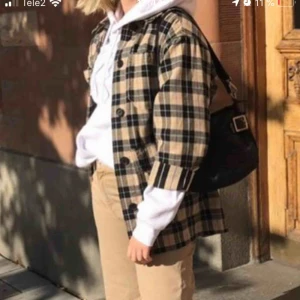  - Säljer denna jacka ifrån monki i storlek 36, knappt använd💕💕