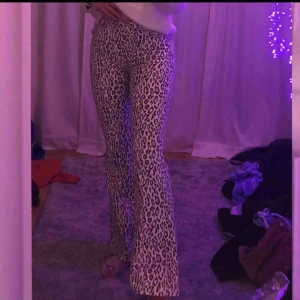  - Leopardjeans ifrån NAKD  Liten i storlek , passar S/M