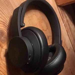  - Ett par urbanista hörlurar knappt använda som är costume design av peak performance nypris är 1590kr frakten ingår i priset dom är i modellen new york priset kan diskuteras 