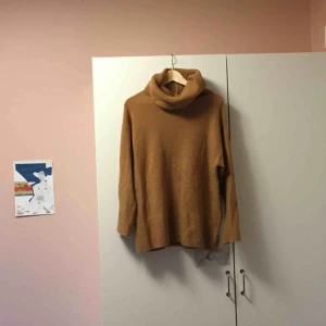  - Jättemysig lång och senapsgul polo, den kliar inte och går att bära med byxor eller som klänning med tights🥰 står XS men passar även S och M.