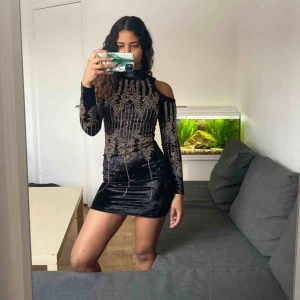  - Snyggaste fest känningens med guld detaljer, sitter på perfekt och framhäver en fin midja ;) Originell pris 800kr