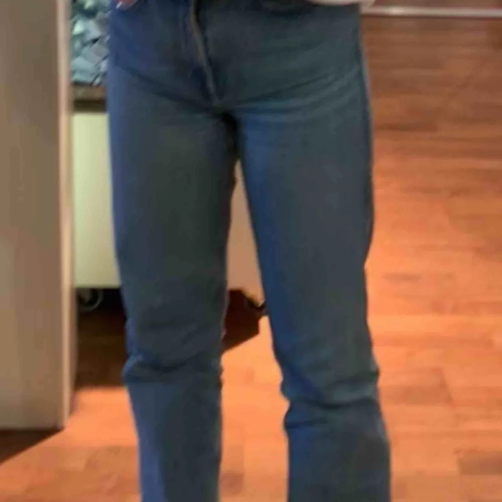 weekday jeans i modellen row, använda med en liten slitning på bakfickan. passar mig perfekt som är 168cm. Jeans & Byxor.