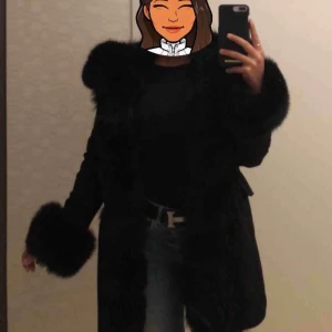  - Pris kan diskuteras!  Ordinariepris 3800, nyskick, använd max 5 gånger. Fodrad inuti, varm och mysig!    Kanin päls 