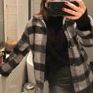  - Världens finaste jacka från PEAK PERFORMANCE som ja tyvärr använder för lite 😢 Köpt för lite drygt en månad sen för 2000kr. Herrmodell men passar jättebra för båda