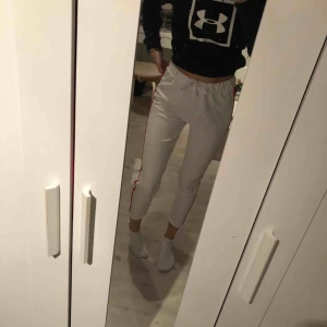  - Vita mjukisbyxor med röda revärer. Använda enstaka gång. Köparen står för frakten, möts upp i Stockholm City eller Huddinge 