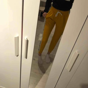  - Senapsgula mjukisbyxor från Bikbok, jättesköna. Säljes för använder inte längre. Köparen står för frakten, möts upp i Stockholm City eller Huddinge 