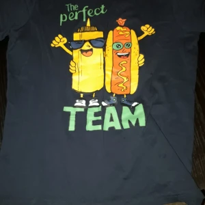  - Det här är en T-shirt som passar som pyjamas men även som en tröja att gåt till skolan/dagis med.