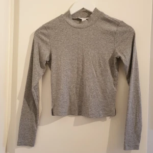  - Crop top från Nelly. Använd en gång. Frakt tillkommer! 
