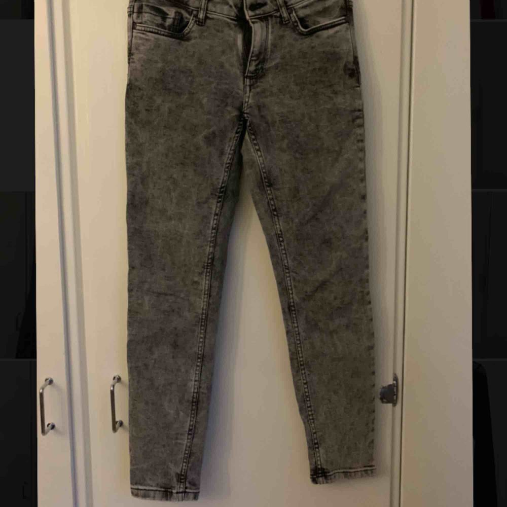 Urtvättade grå jeans från Lindex | Plick Second Hand