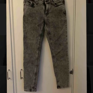  - Urtvättade grå jeans från Lindex. Dem är i bra skick och är knappt använda