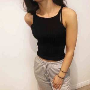  - Basic svart linne!