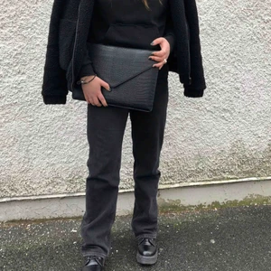  - jag & mina vänner har designat egna datorfodral för vårt uf företag⭐️ vattenavvisande & stötdämpande i veganskt läder(!!🥰) för 349kr. finns i svart & rött & passar som max en 13,5 tums dator. vår instagram : @weeklyaccessoriesuf