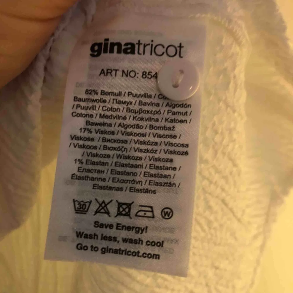 🌸 Oanvänd romantisk blus från Gina Tricot inköpt sommaren 2019. Helt oanvänd och säljes pga för liten storlek. Kunde ej lämna tillbaka då jag hann klippa bort ”upphängningabanden”. Nypris cirka 299 :-  Köparen står för frakt 🌸. Blusar.