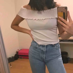  - Gullig topp från Zara med fin detalj💞 inte kommit till användning då den inte är min stil:/  Köparen står för frakten☺️