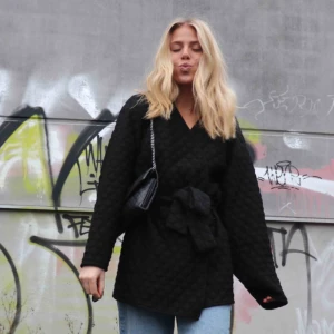  - Jacka! Endast använd på denna bild. Spårbar frakt tillkommer på 63kr. 