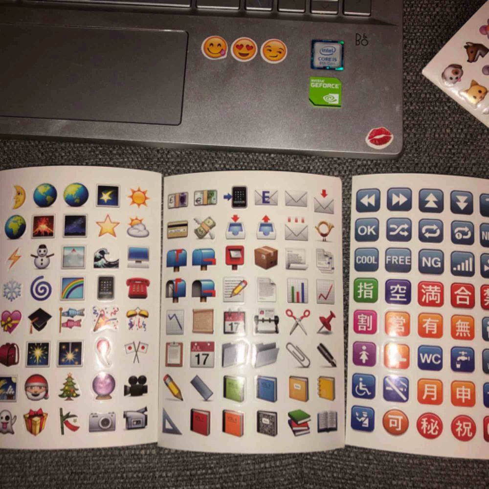 Emojis 6 ark, gratis frakt! Kan användas till laptopp, böcker, mobilen osv😋 Finns fler i mina andra inlägg!💕. Övrigt.