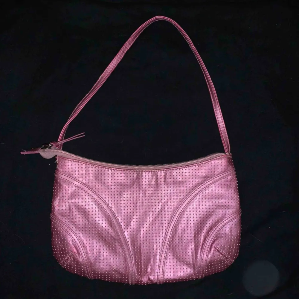 💗Cute rosa 2000-tals metallic väska.💗 Små fläckar inuti . Accessoarer.