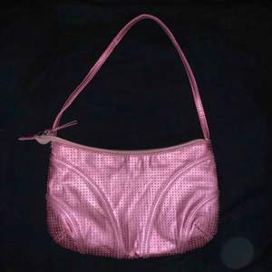 💗Cute rosa 2000-tals metallic väska.💗 Små fläckar inuti 